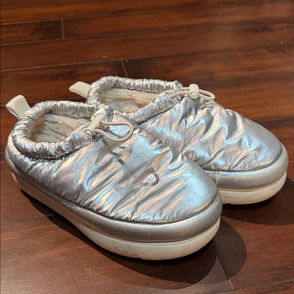 Silver Ugg - Picture 1 of 4